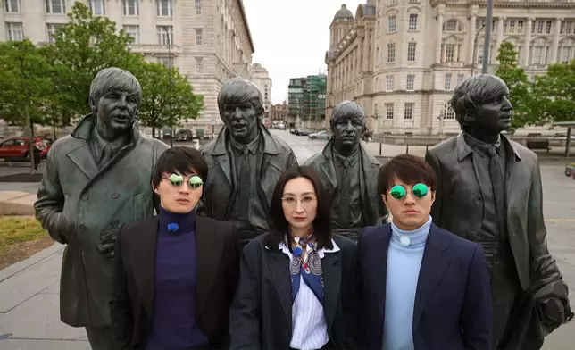 高海寧、周嘉洛、黃庭鋒一身Beatles造型遊利物浦市