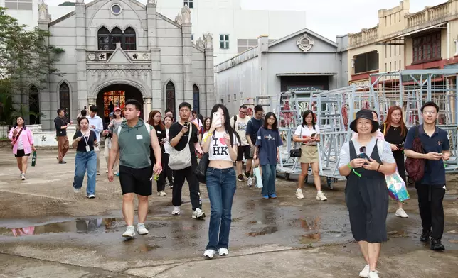 一眾粉絲在導賞員的帶領下參觀民初街及古裝街並合影留念。