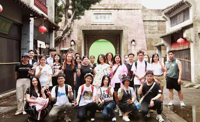 一眾粉絲在導賞員的帶領下參觀民初街及古裝街並合影留念。