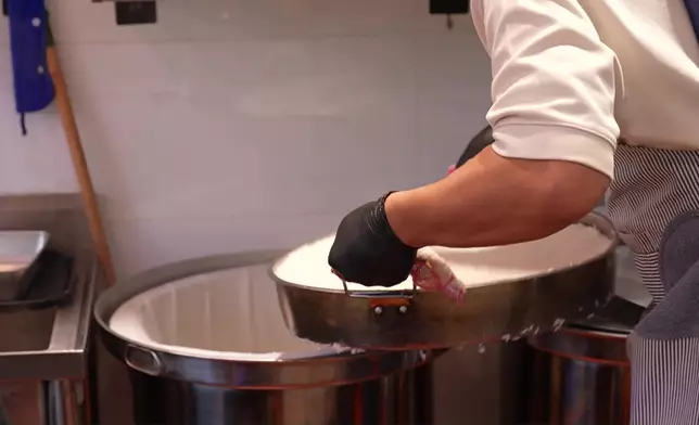 將大鐵兜剛煮好「又熱又重」的飯倒出來