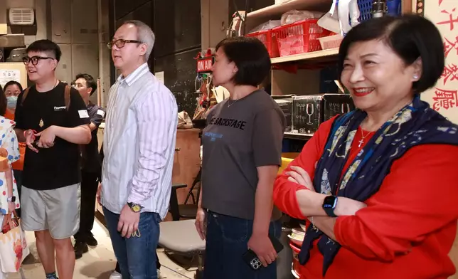 電視廣播有限公司執行董事及助理總經理（戲劇製作）曾勵珍（右一）及《愛．回家之開心速遞》監製梁耀堅（左一）熱情接待一眾粉絲進入十一廠探班。
