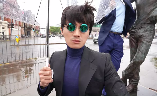 高海寧、周嘉洛、黃庭鋒一身Beatles造型遊利物浦市