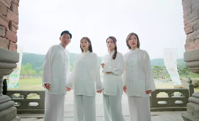 齊齊學耍太極。