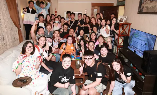 一眾粉絲和《愛．回家之開心速遞》主要演員在十一廠合影留念。