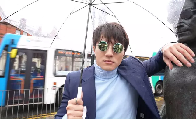 高海寧、周嘉洛、黃庭鋒一身Beatles造型遊利物浦市