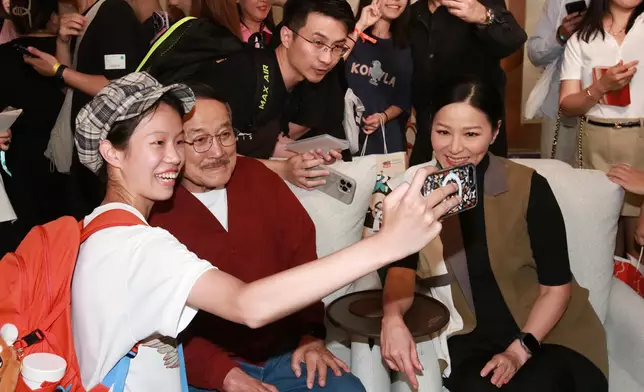 粉絲分別與熊家成員劉丹、滕麗名、呂慧儀等人合影留念。