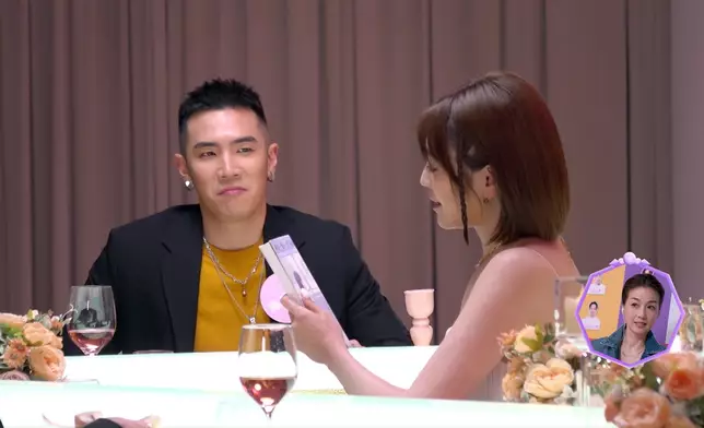 Andy一嚟就出招送書，搞到細John扁晒嘴。