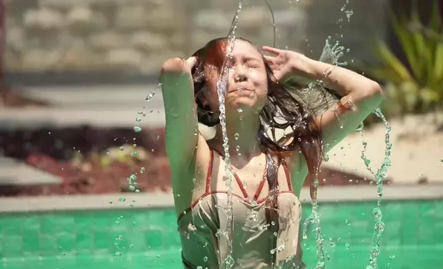 Karen罕有泳裝大解放。