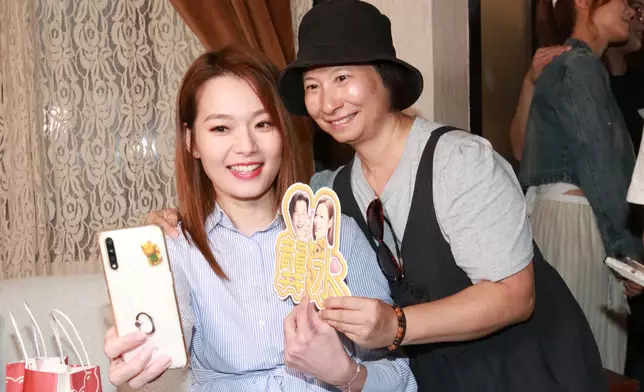 粉絲分別與熊家成員劉丹、滕麗名、呂慧儀等人合影留念。