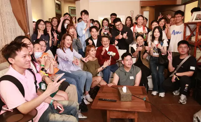 粉絲接受娛樂新聞台訪問。