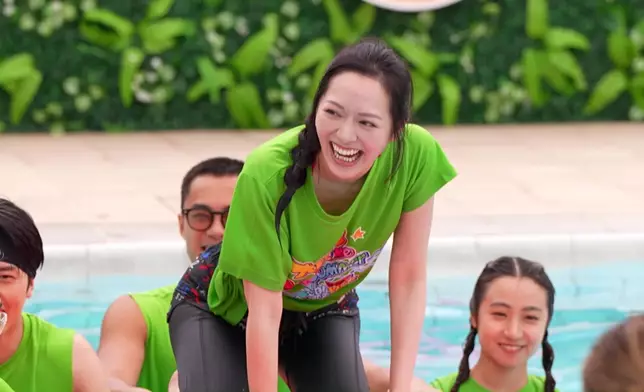 浮床大混戰港姐冠軍馮盈盈對決視后龔嘉欣