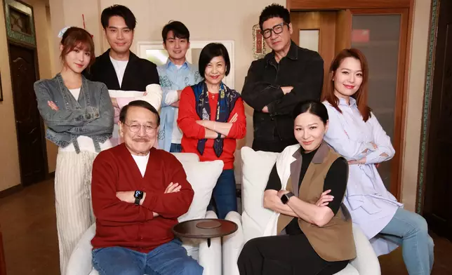 電視廣播有限公司執行董事及助理總經理（戲劇製作）曾勵珍和《愛．回家之開心速遞》主要演員合影，包括：劉丹、滕麗名、呂慧儀、單立文、周嘉洛、陳浚霆、古佩玲。