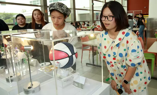 粉絲於中菜廳選購無綫電視精美紀念品。