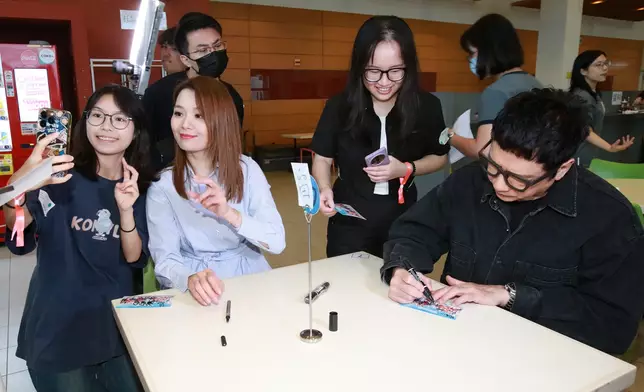 粉絲獲《愛．回家之開心速遞》主要演員親筆簽名留念。