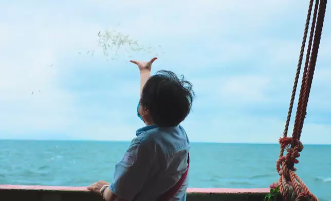 模擬海上撒灰儀式，參加者親手撒下花瓣。