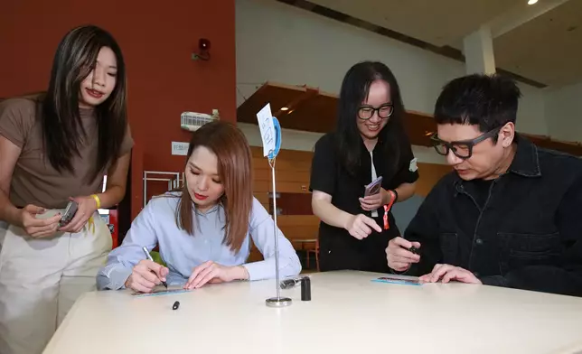 粉絲獲《愛．回家之開心速遞》主要演員親筆簽名留念