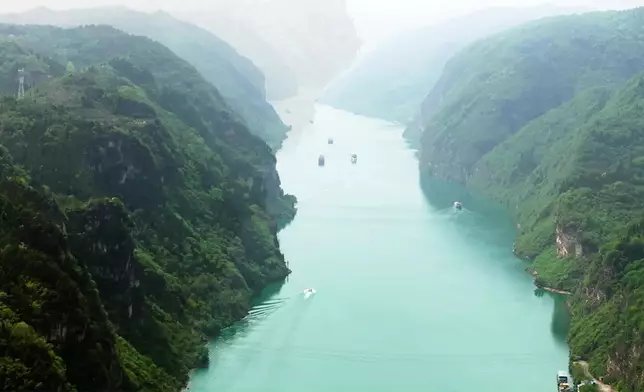 游輪游覽長江三峽美景