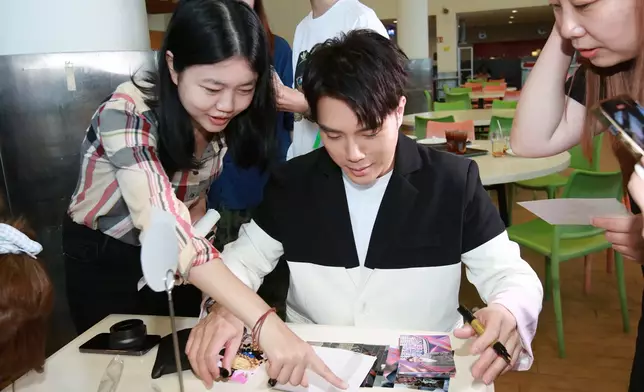 粉絲獲《愛．回家之開心速遞》主要演員親筆簽名留念