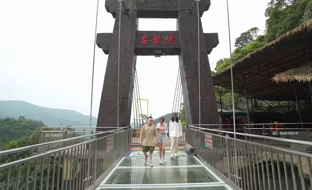 觀瀑玻璃橋洩露農夫畏高的秘密。