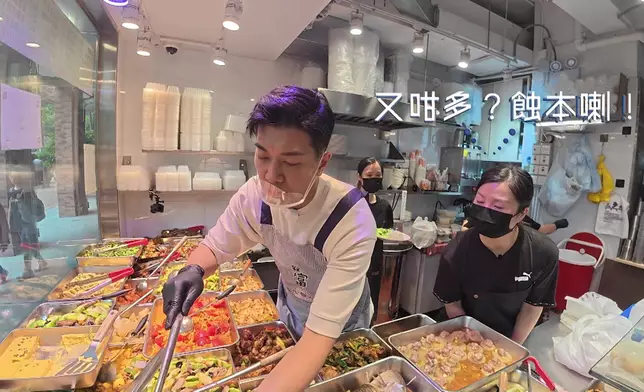 「黎諾懿式兩餸飯」送齊飲品同「特別份量嘅餸」