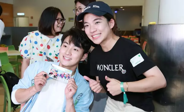 粉絲獲《愛．回家之開心速遞》主要演員親筆簽名留念