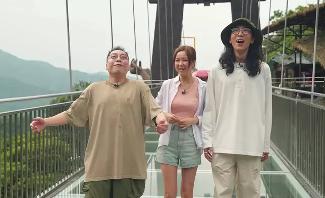 觀瀑玻璃橋洩露農夫畏高的秘密。