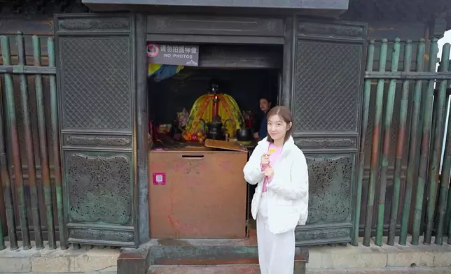 陳自瑤在金殿誠心祈福。