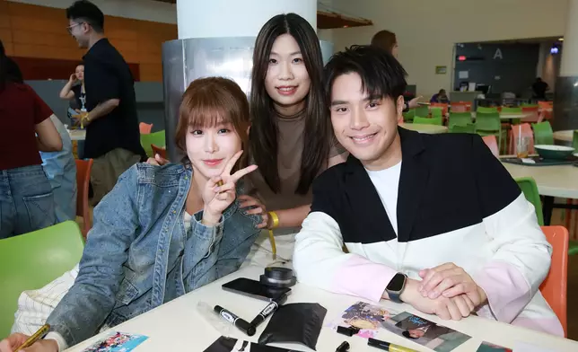 粉絲獲《愛．回家之開心速遞》主要演員親筆簽名留念