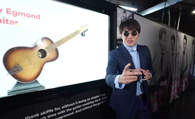 結他手George Harrison的第一支結他勾起了黃庭鋒的童年回憶