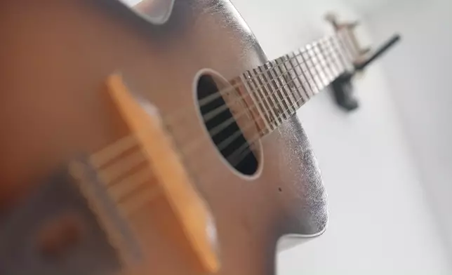 結他手George Harrison的第一支結他勾起了黃庭鋒的童年回憶