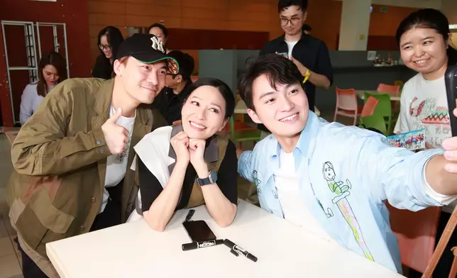 粉絲獲《愛．回家之開心速遞》主要演員親筆簽名留念