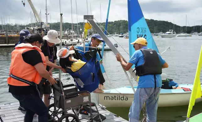 雖然部分參加者需要工作人員協助上船，更需克服對水的恐懼，但他們全程積極學習操控技巧，展現驚人毅力。