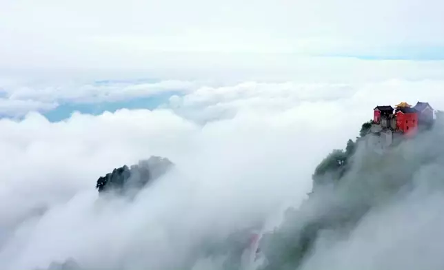陳自瑤在金殿誠心祈福。
