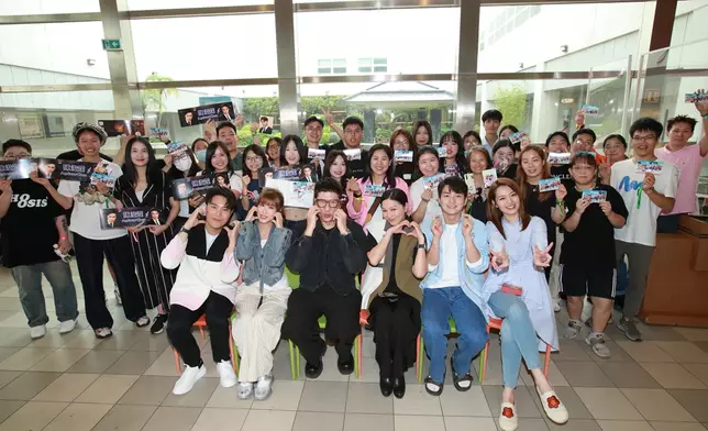 粉絲和《愛．回家之開心速遞》主要演員合影留念，度過愉快下午。