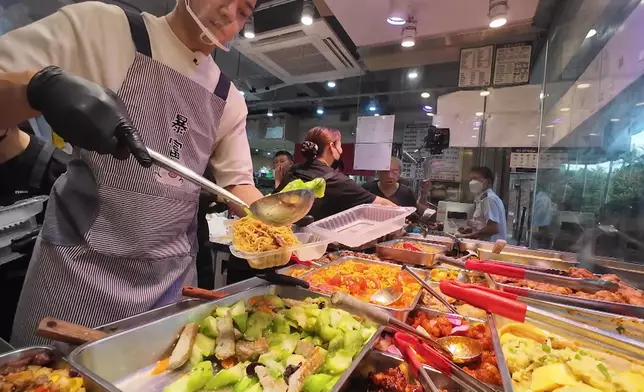 黎諾懿完成了十一盒外賣後，貼心地送上簽名