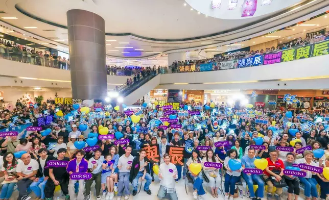 與全場觀眾大合照。