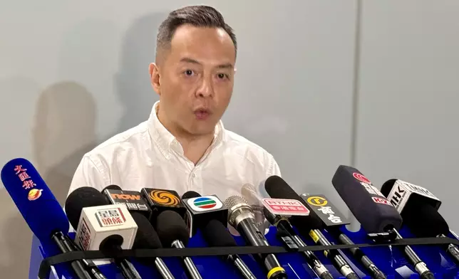 警務處處長周一鳴到醫院探望受傷警員後見記者。