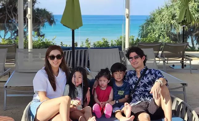 鍾嘉欣一家五口。