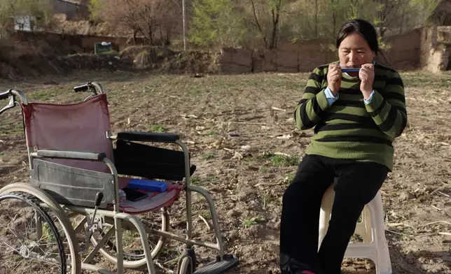 婦人白天務農夜晚寫作。影片截圖