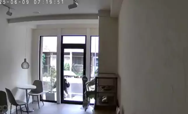 老婦疑往盆栽中撒鹽。影片截圖