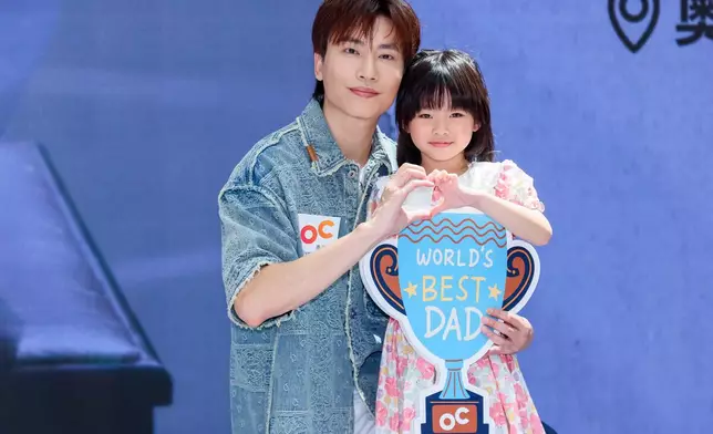 女女Harper以一身萌爆造型登場頒發「最佳爸爸獎」。