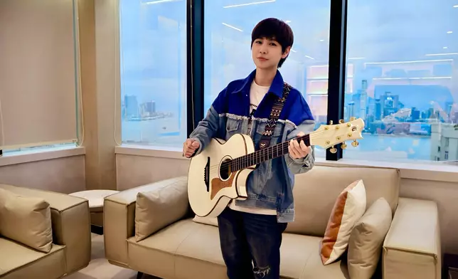 專輯中與韋禮安合唱的《我不配快樂》（本網記者攝）