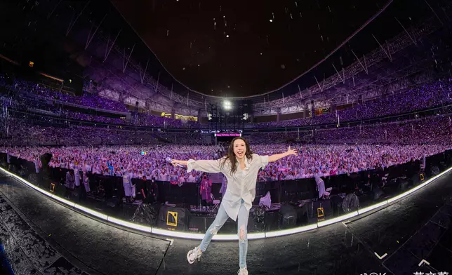 雖然天公不造美，但莫文蔚依然全力演出。