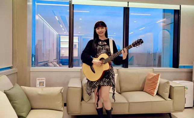 從「木吉他少女」到「電子搖滾戰士」（本網記者攝）