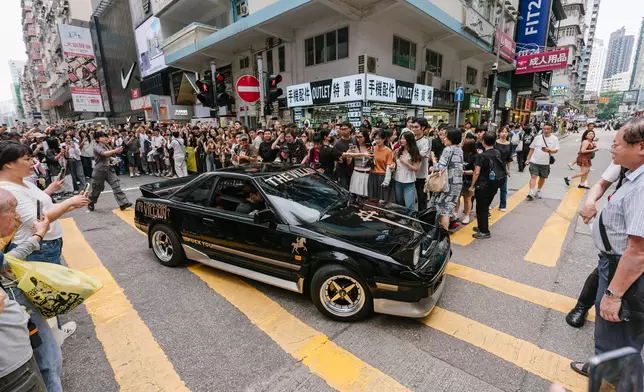 Tyson今日駕駛私人珍藏的1994年古董跑車豐田MR2型爆現身鬧市謝票。