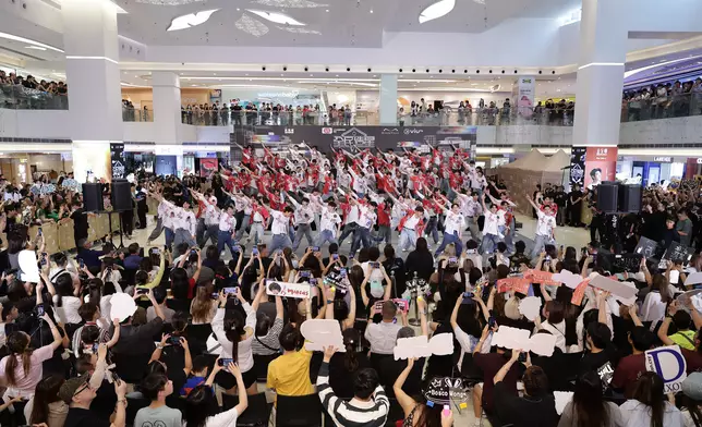 參賽者又齊齊以勁歌熱舞演繹全新編排的節目主題曲《前傳》。