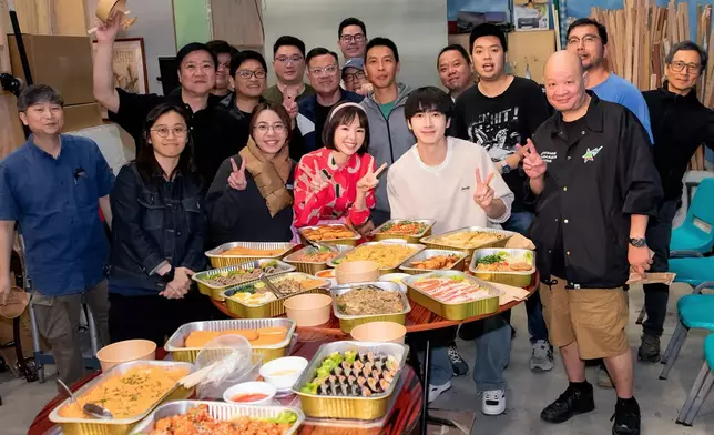 只見長枱上擺滿各式韓式料理