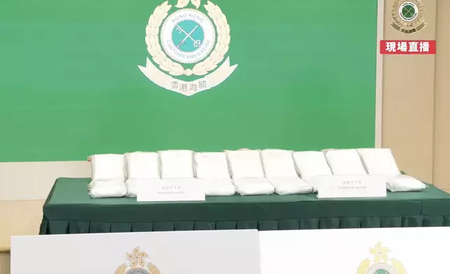 海關機場破販毒案檢18公斤可卡因拘2人。海關直播截圖