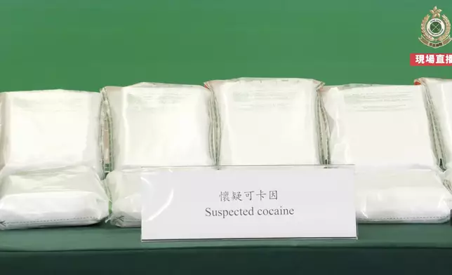 海關機場破販毒案檢18公斤可卡因拘2人。海關直播截圖