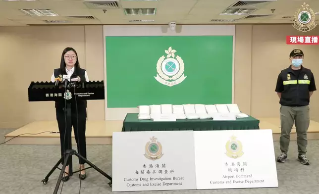 海關機場破販毒案檢18公斤可卡因拘2人。海關直播截圖